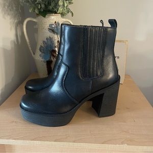 New without tags House of Harlow black leather platform ankle boots size 6.5